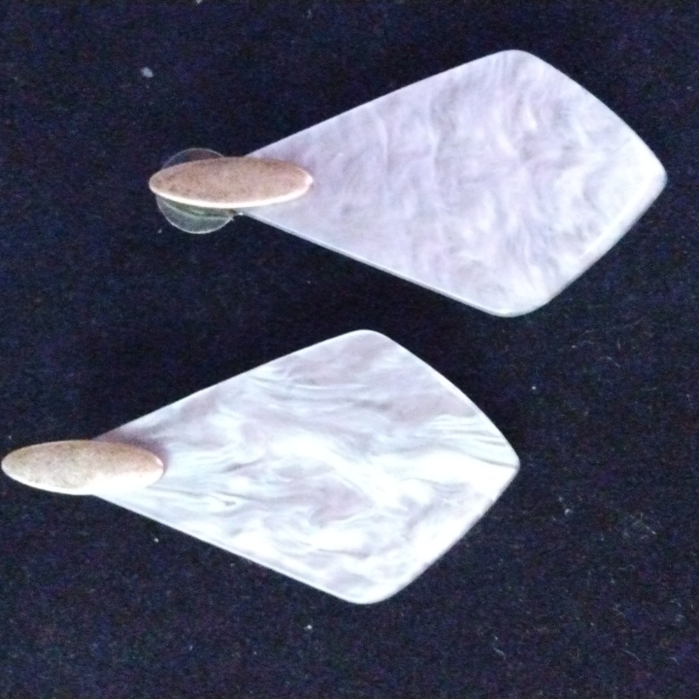 Lightweight fashion earrings